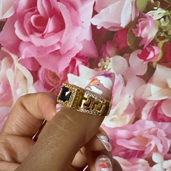 Elegant Gold Ring with Black Gemstone - Picture 9 of 15